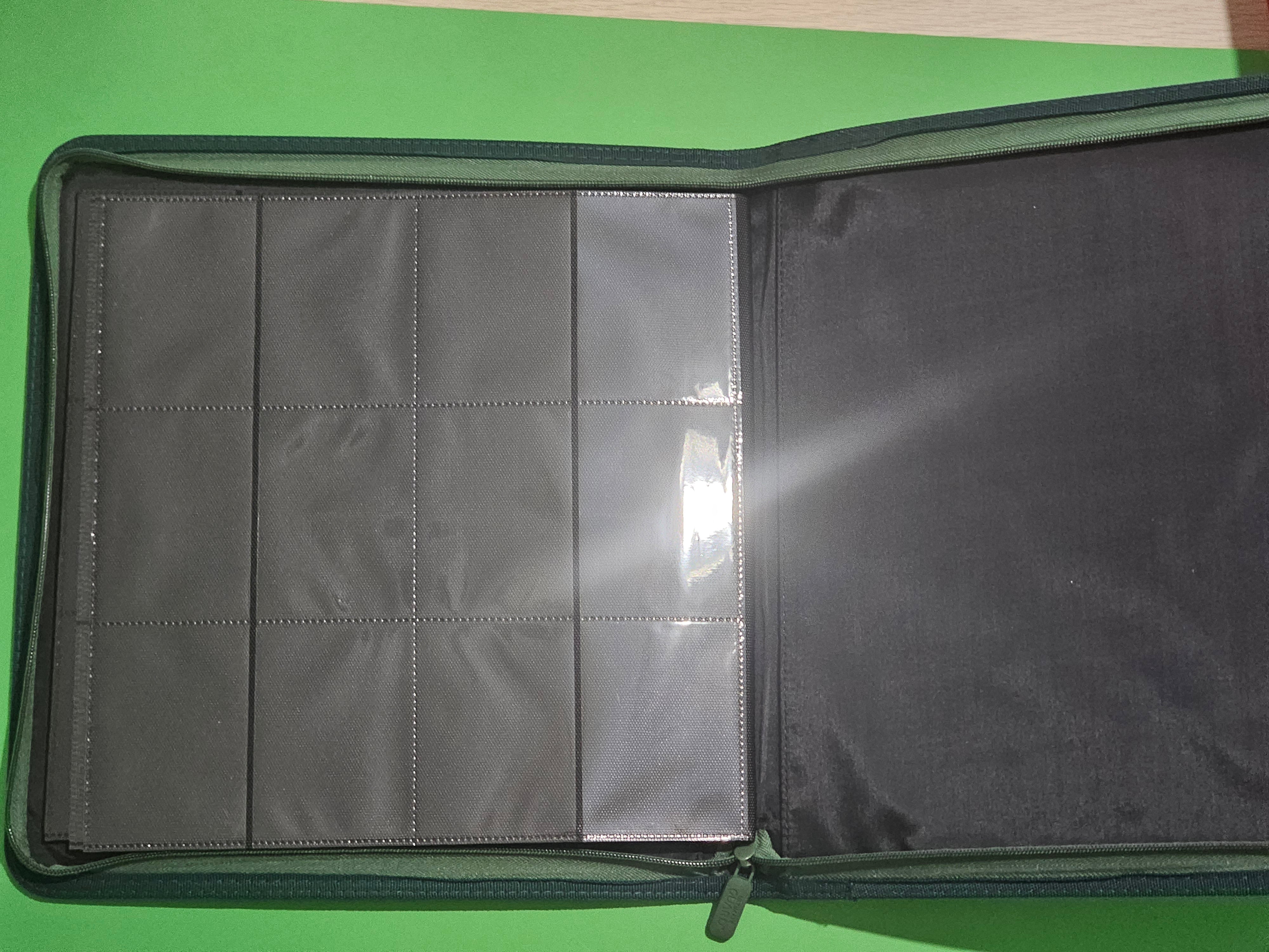 Ultimate Guard Quad Row Zipfolio Green