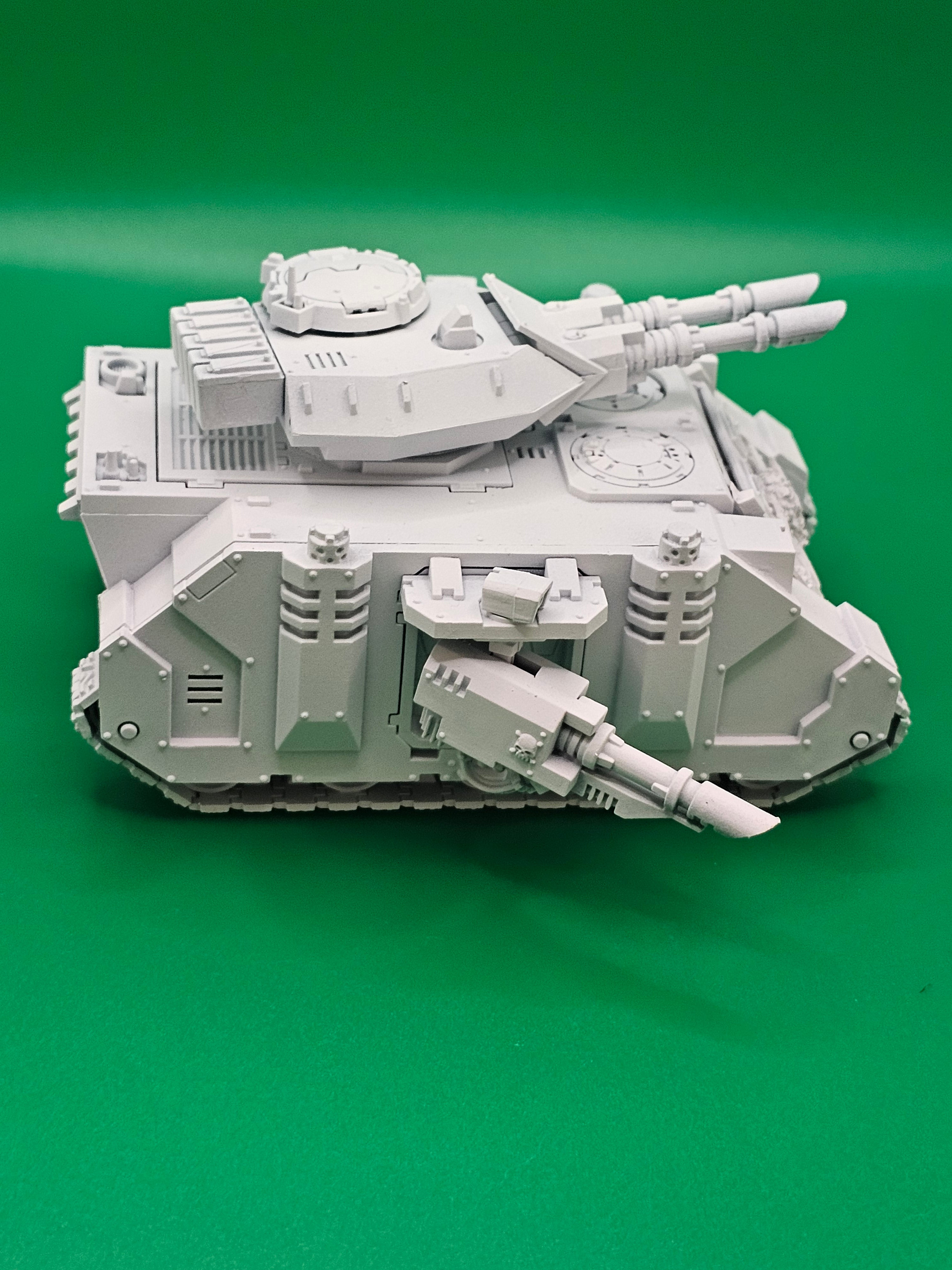 Warhammer 40k Chaos Predator with Forgeworld front