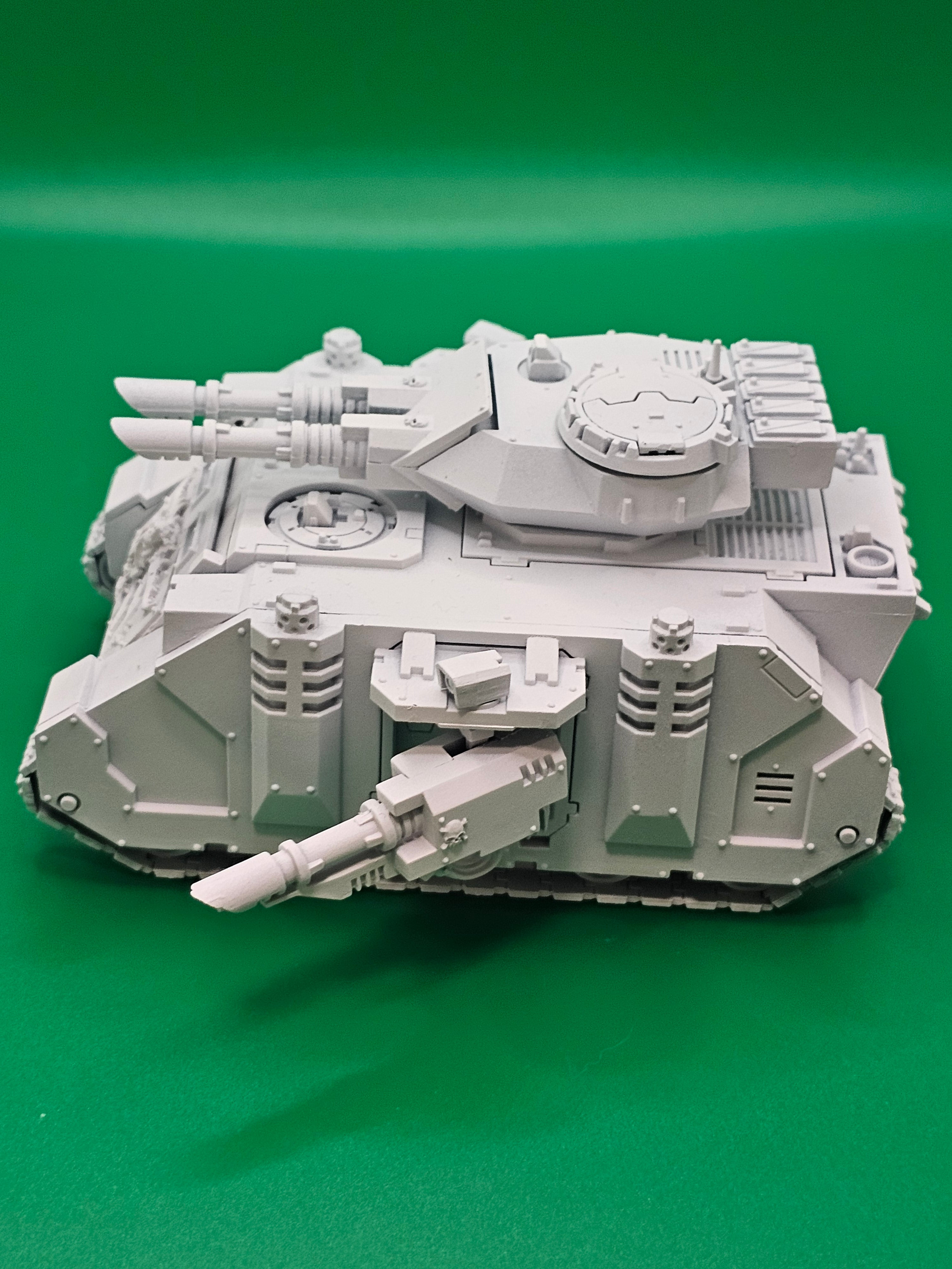 Warhammer 40k Chaos Predator with Forgeworld front