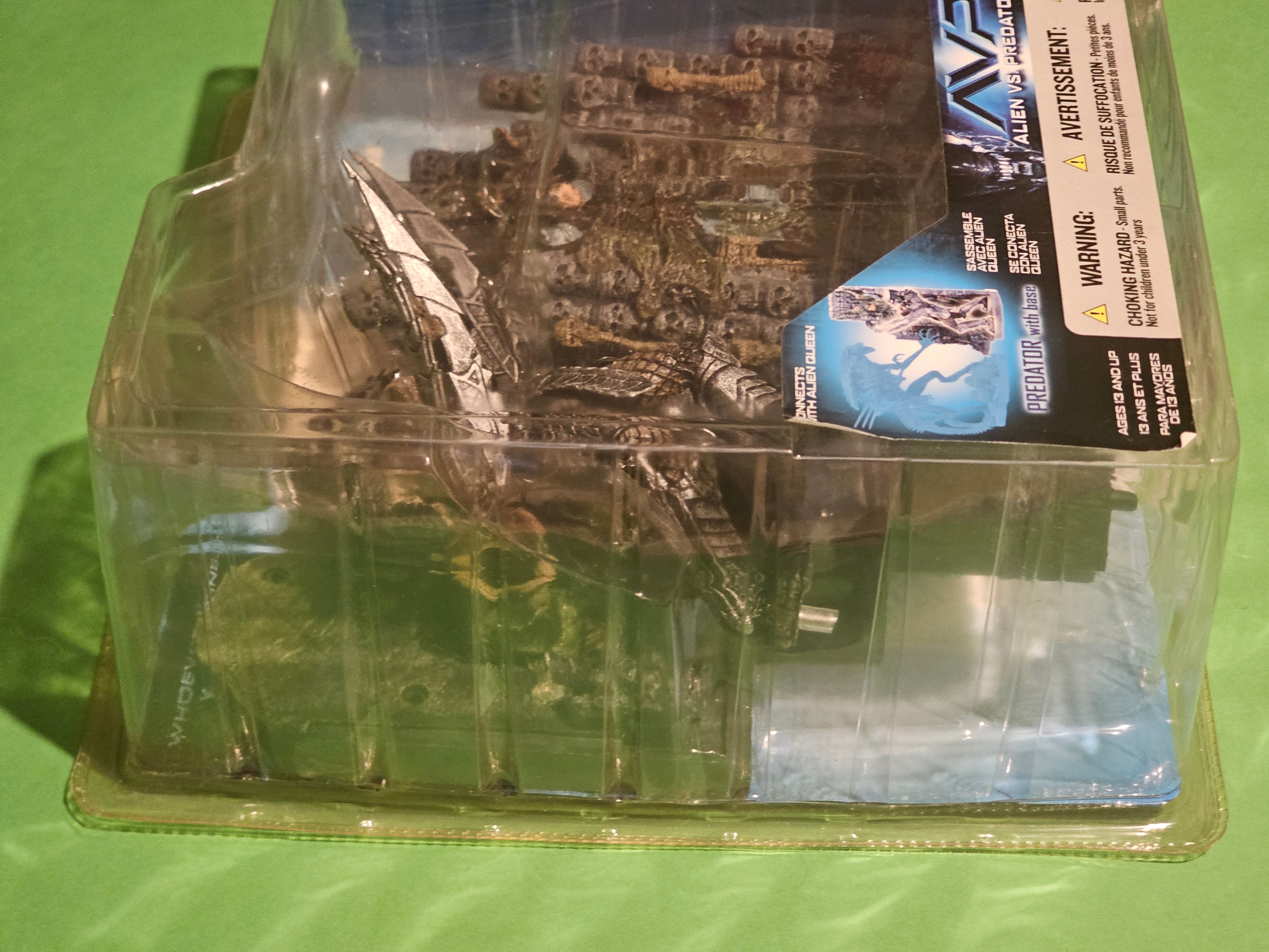 Alien Vs Predator with base Toys